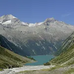 Spacious Near Area In *