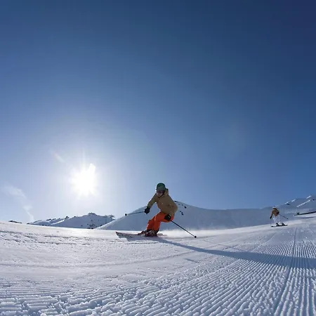 Spacious Near Area In Apartment *