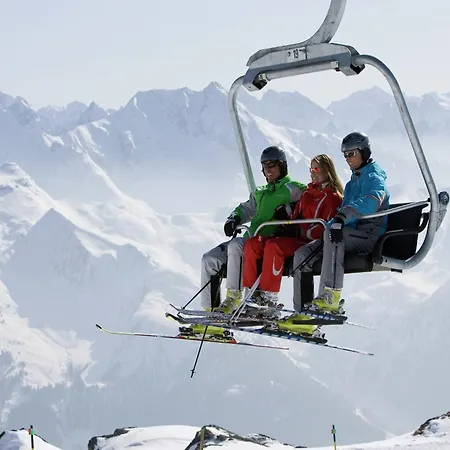 Spacious Near Area In Appartement